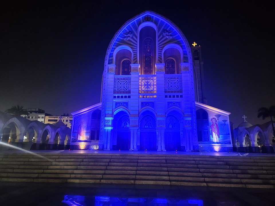  الكاتدرائية المرقسية تضيء أنوارها باللون الأزرق