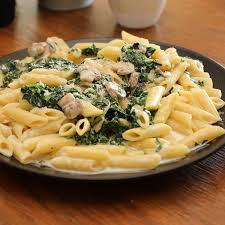 طريقة عمل مكرونة كريمي بالسبانخ