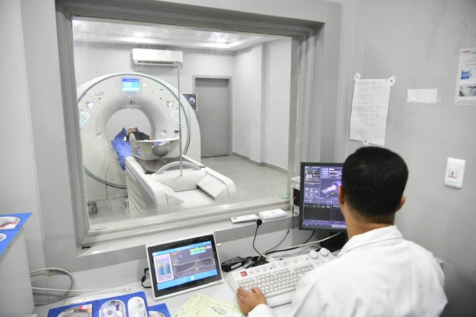 &nbsp;فحص الطفلة إيمان ضحية رشق الحجارة على قطار المنوفية&nbsp;