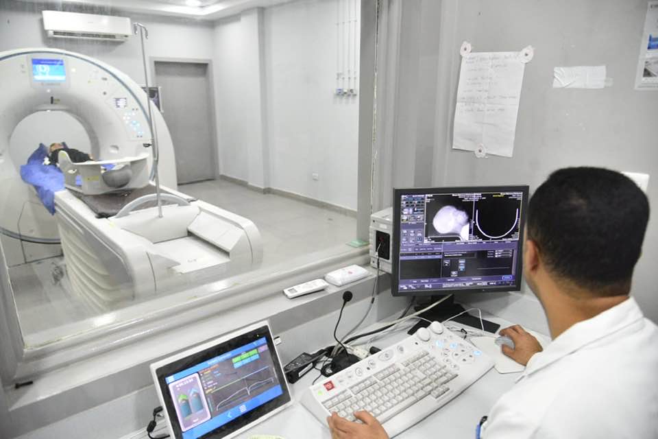 &nbsp;فحص الطفلة إيمان ضحية رشق الحجارة على قطار المنوفية&nbsp;