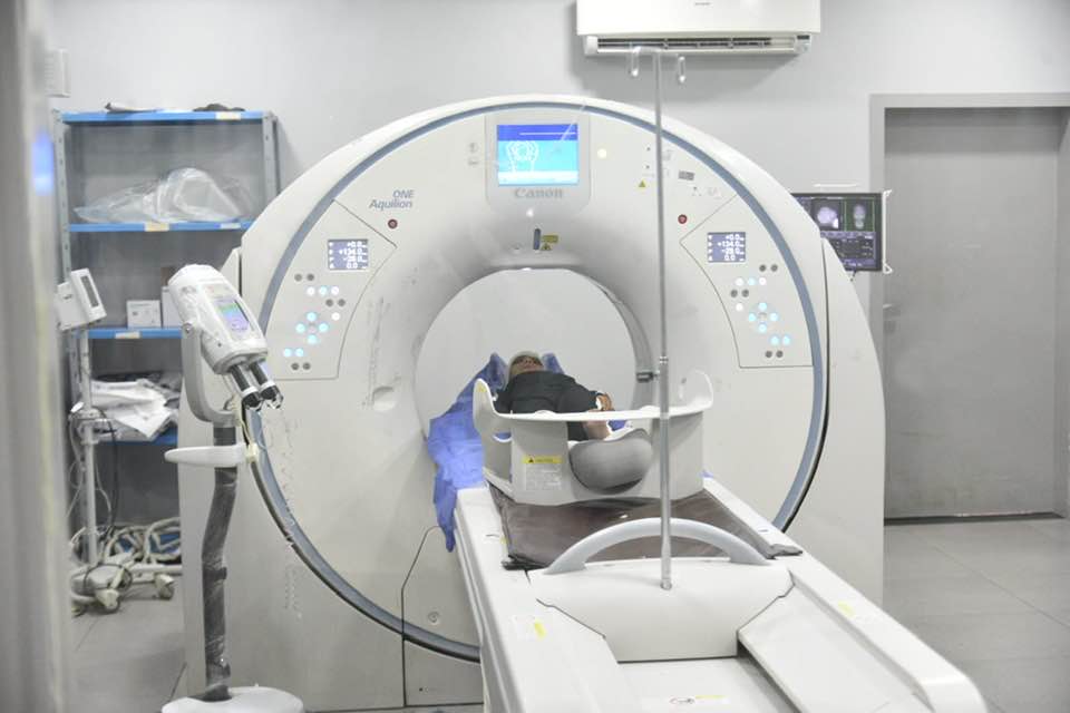 &nbsp;فحص الطفلة إيمان ضحية رشق الحجارة على قطار المنوفية&nbsp;