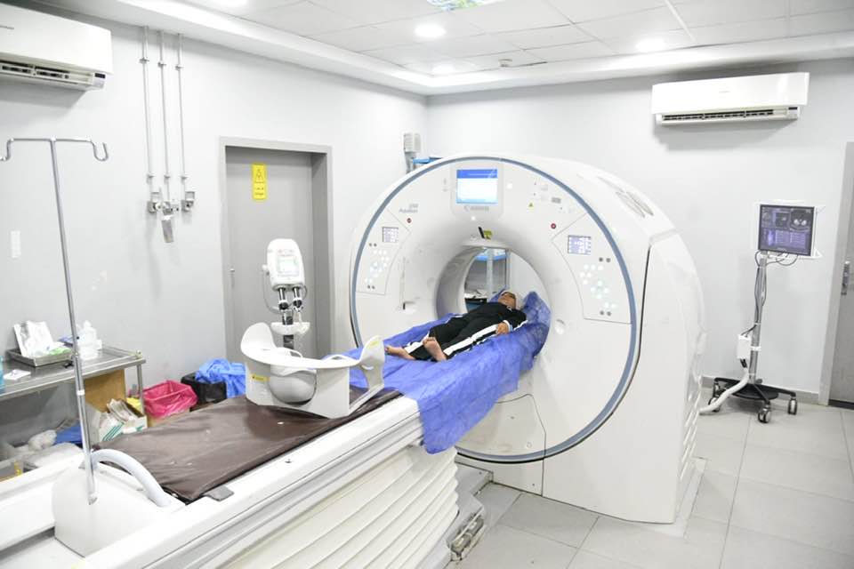 &nbsp;فحص الطفلة إيمان ضحية رشق الحجارة على قطار المنوفية&nbsp;