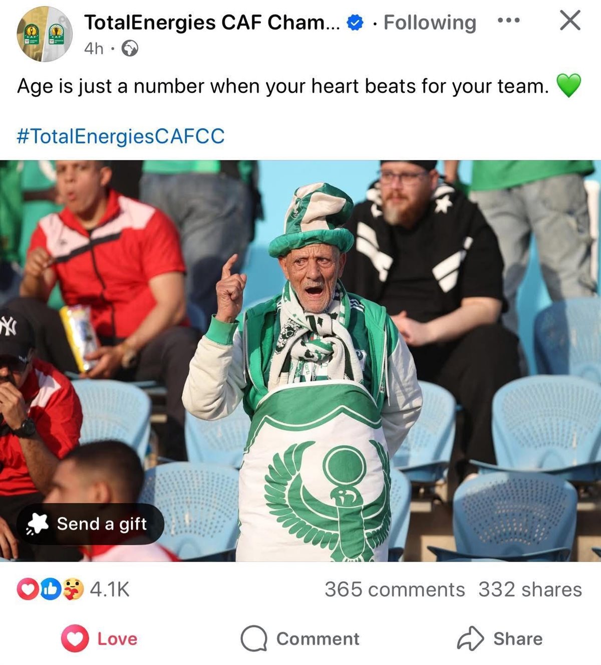 حساب كاف يحتفي بمشجع المصري