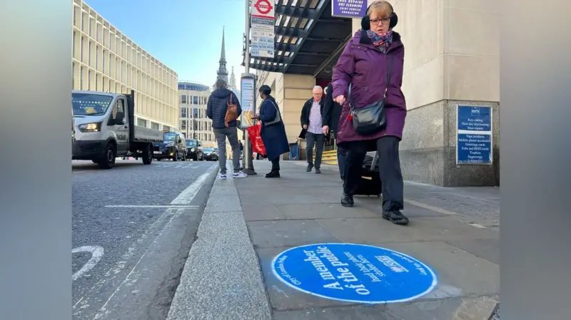  لافتات أرضية تحذيرية للمواطنين في لندن 