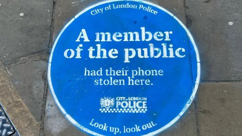  لافتات أرضية تحذيرية للمواطنين في لندن 