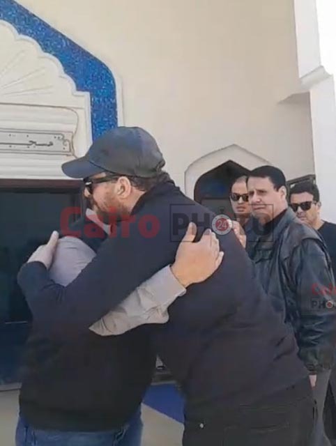 الحزن يسيطر على نضال الشافعي لحظة وصول جثمان زوجته هند محمد علي لصلاة الجنازة عليها