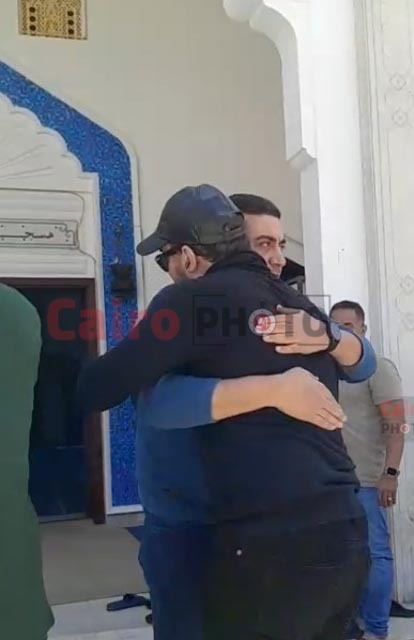 الحزن يسيطر على نضال الشافعي لحظة وصول جثمان زوجته هند محمد علي لصلاة الجنازة عليها