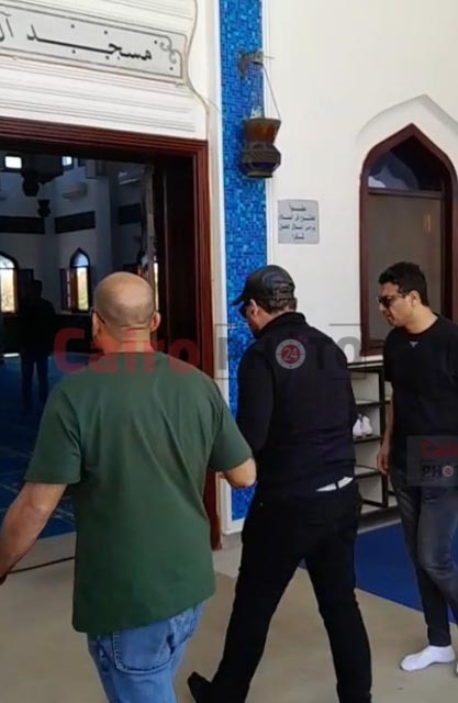 الحزن يسيطر على نضال الشافعي لحظة وصول جثمان زوجته هند محمد علي لصلاة الجنازة عليها