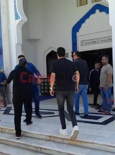 الحزن يسيطر على نضال الشافعي لحظة وصول جثمان زوجته هند محمد علي لصلاة الجنازة عليها