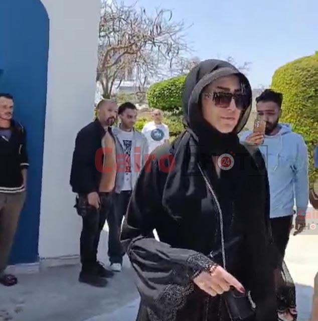 وفاء عامر في جنازة زوجة الفنان نضال الشافعي 