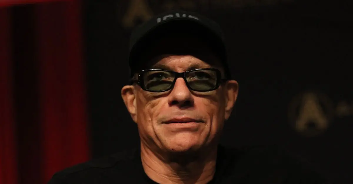 الممثل جان كلود فان دام يواجه معركة قانونية بعد اتهامه بارتكاب أفعال فاضحة