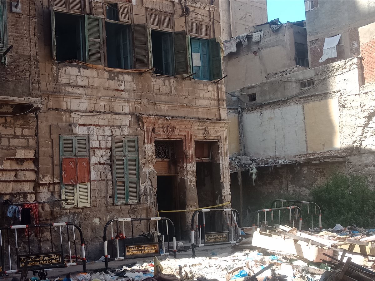 العقار المنهار بشكل داخلي