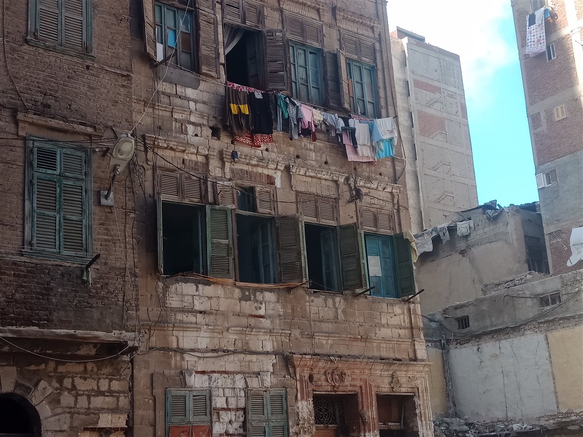 العقار المنهار بشكل داخلي