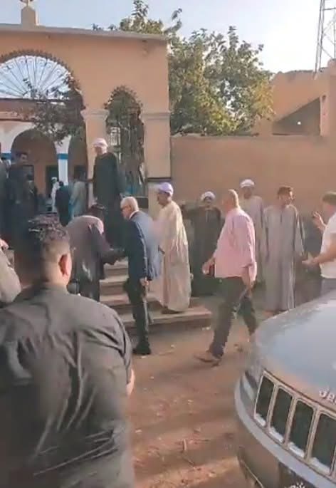 محافظ الأقصر ونائبة يؤديان العزاء في شهيد الواجب الوطني