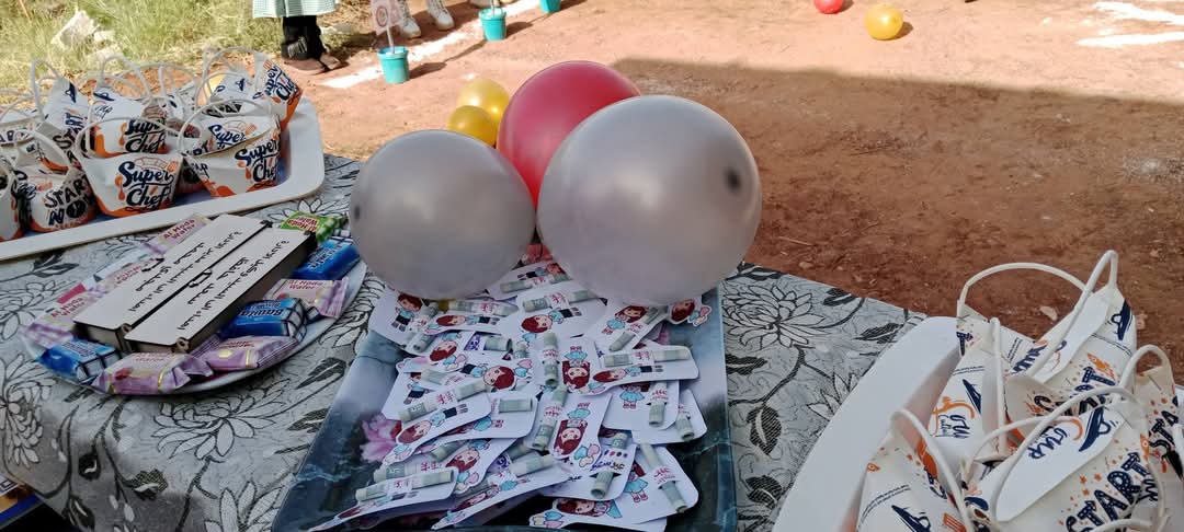 تزيين مداخل المدارس بالبالونات الملونة