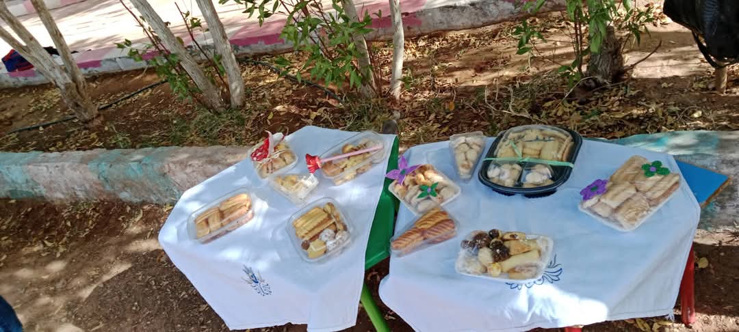 تزيين مداخل المدارس بالبالونات الملونة