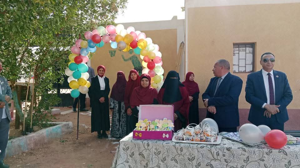 تزيين مداخل المدارس بالبالونات الملونة