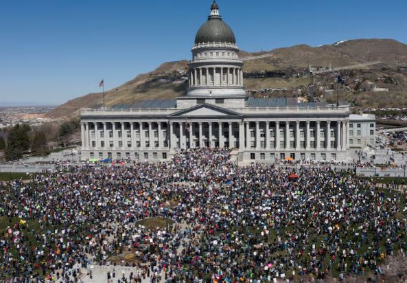 الآلاف يتظاهرون في واشنطن ومناطق أخرى في الولايات المتحدة ضد سياسات ترامب