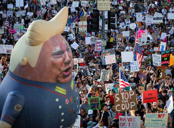 الآلاف يتظاهرون في واشنطن ومناطق أخرى في الولايات المتحدة ضد سياسات ترامب