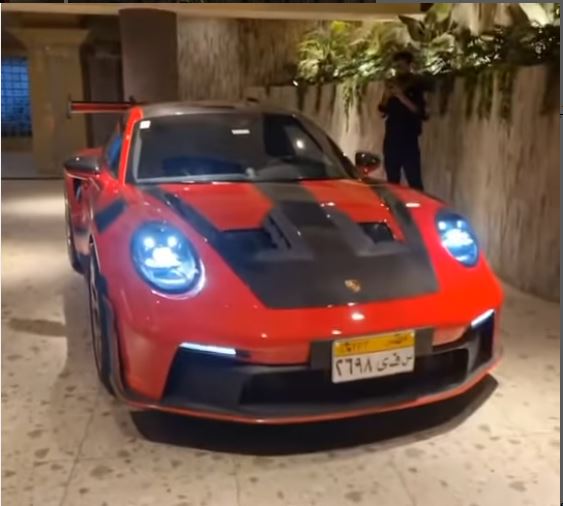 سياراتداخل جراج  ميشيل أحد 