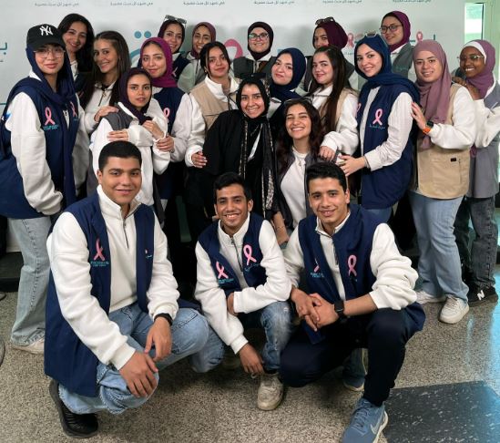 طلاب  قسم العلاقات العامة بالفرقة الرابعة بقسم الإعلام بكلية الآداب بجامعة حلوان