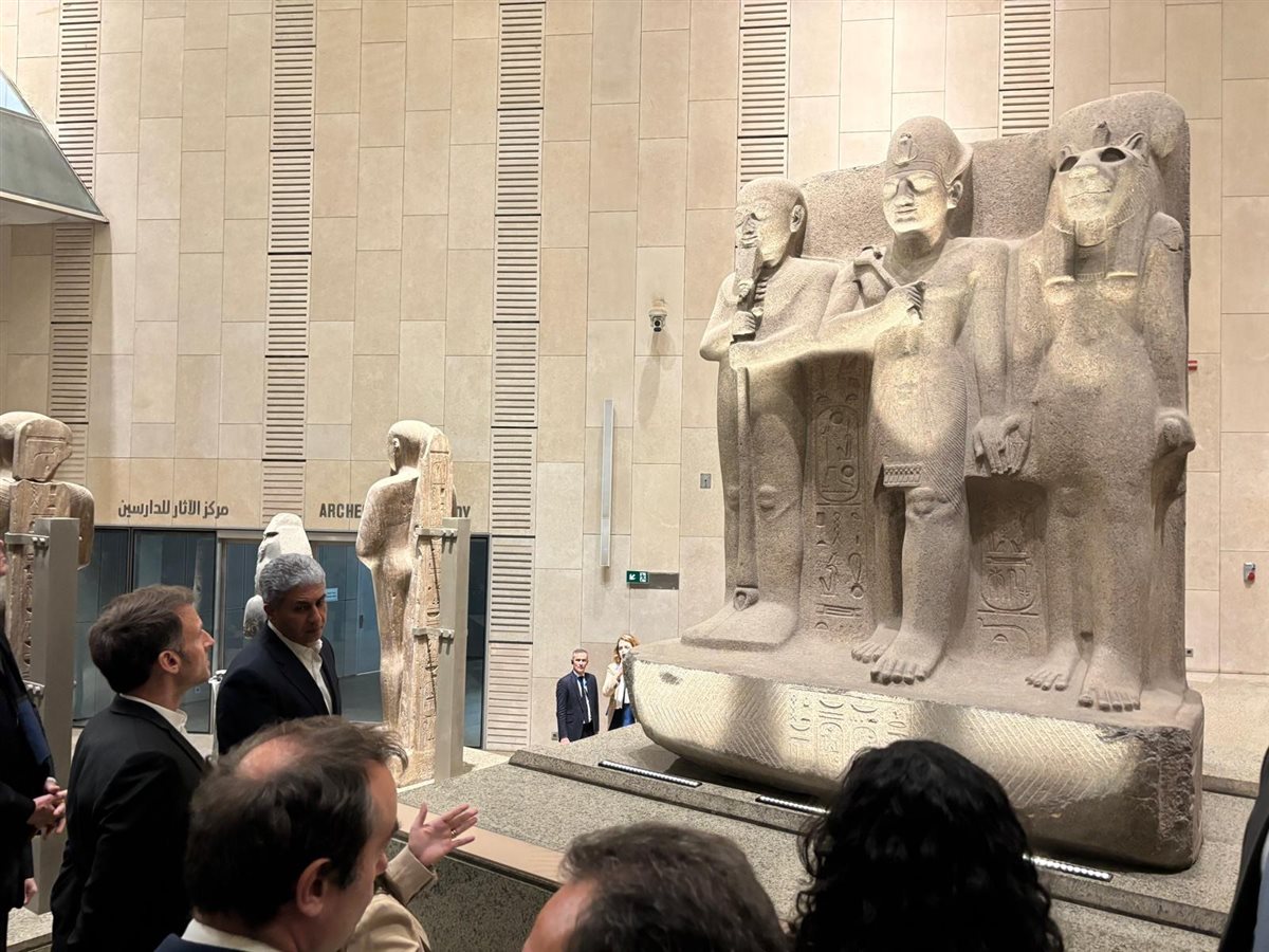 الرئيس الفرنسي إيمانويل ماكرون يزور المتحف المصري الكبير 