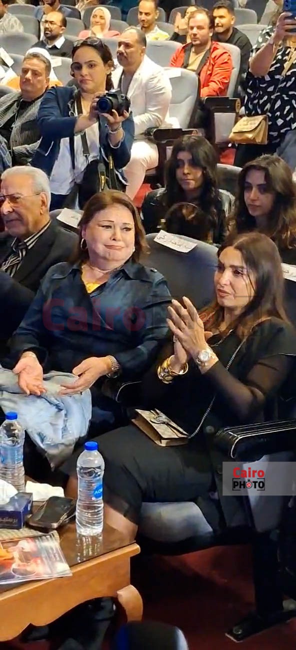 بكاء ماجدة زكي وأشرف زكي وروجينا في مهرجان الفضاءات المسرحية