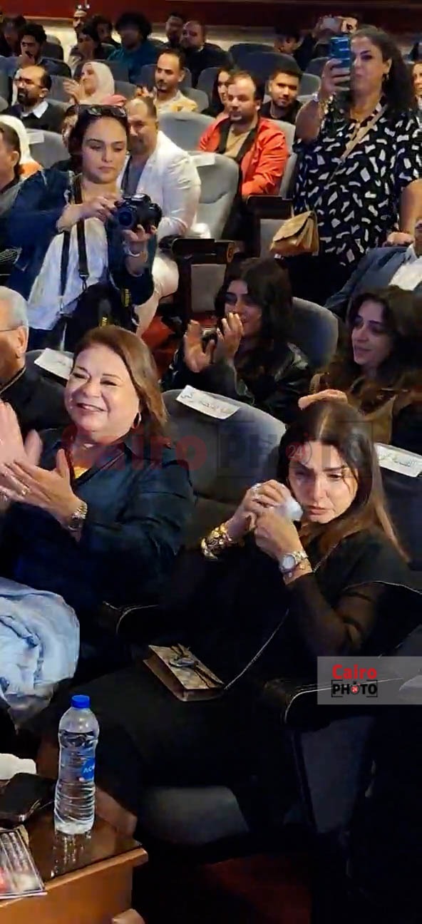 بكاء ماجدة زكي وأشرف زكي وروجينا في مهرجان الفضاءات المسرحية