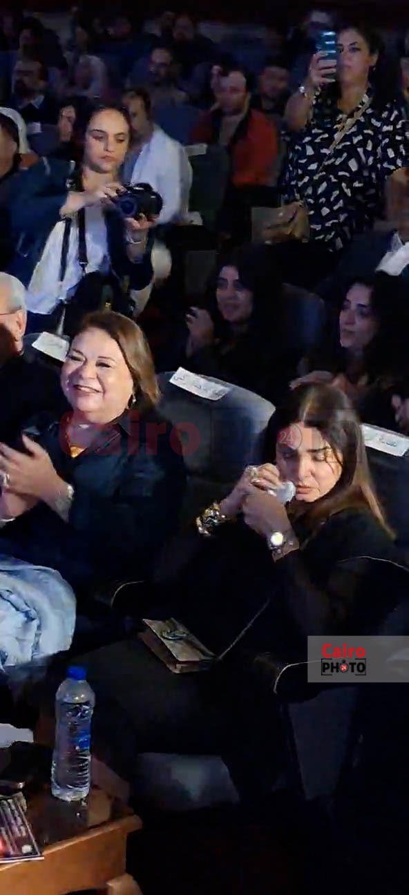 بكاء ماجدة زكي وأشرف زكي وروجينا في مهرجان الفضاءات المسرحية