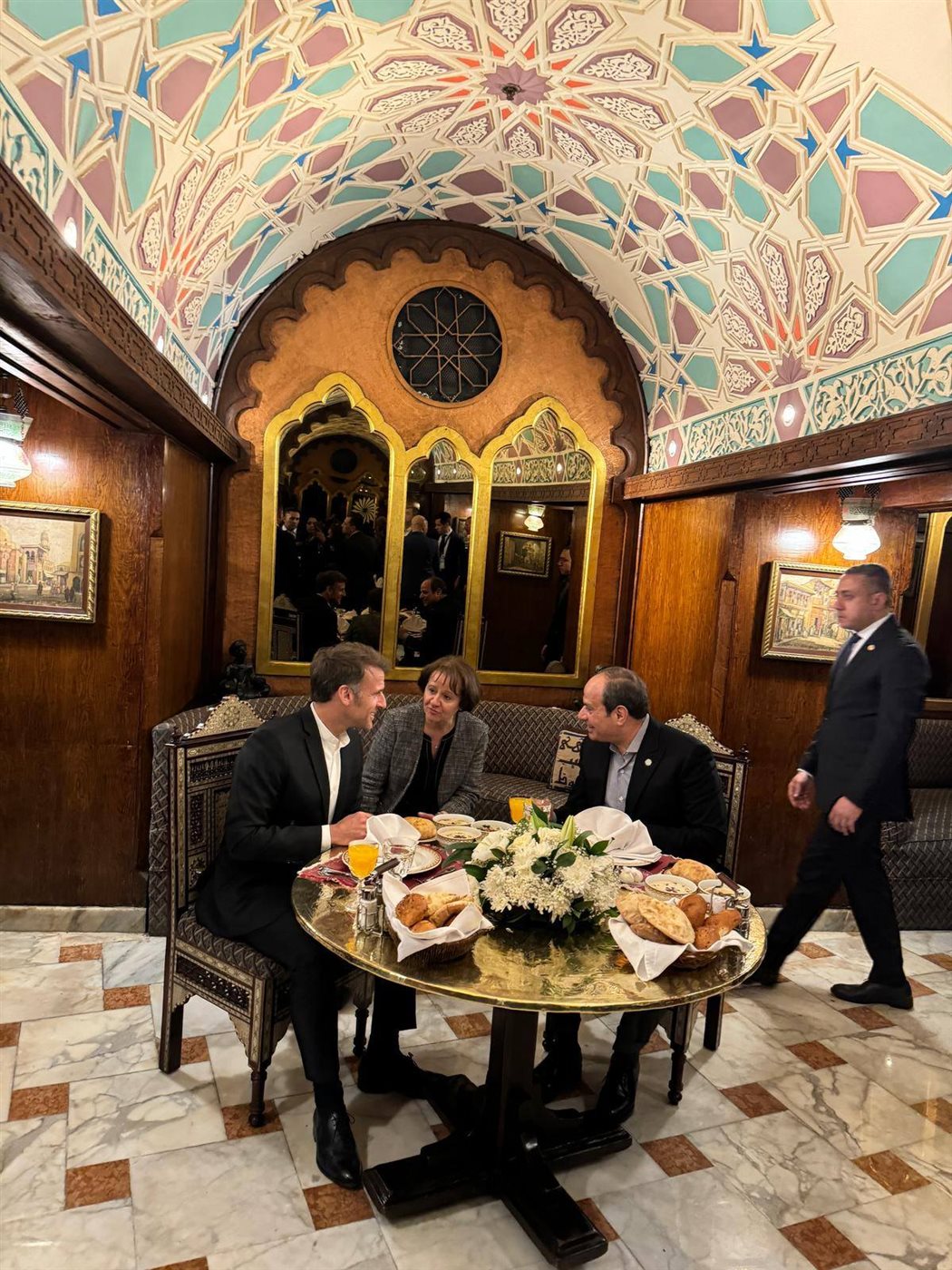 الرئيس السيسي يصطحب نظيره الفرنسي لـ أحد المطاعم السياحية بمنطقة خان الخليل