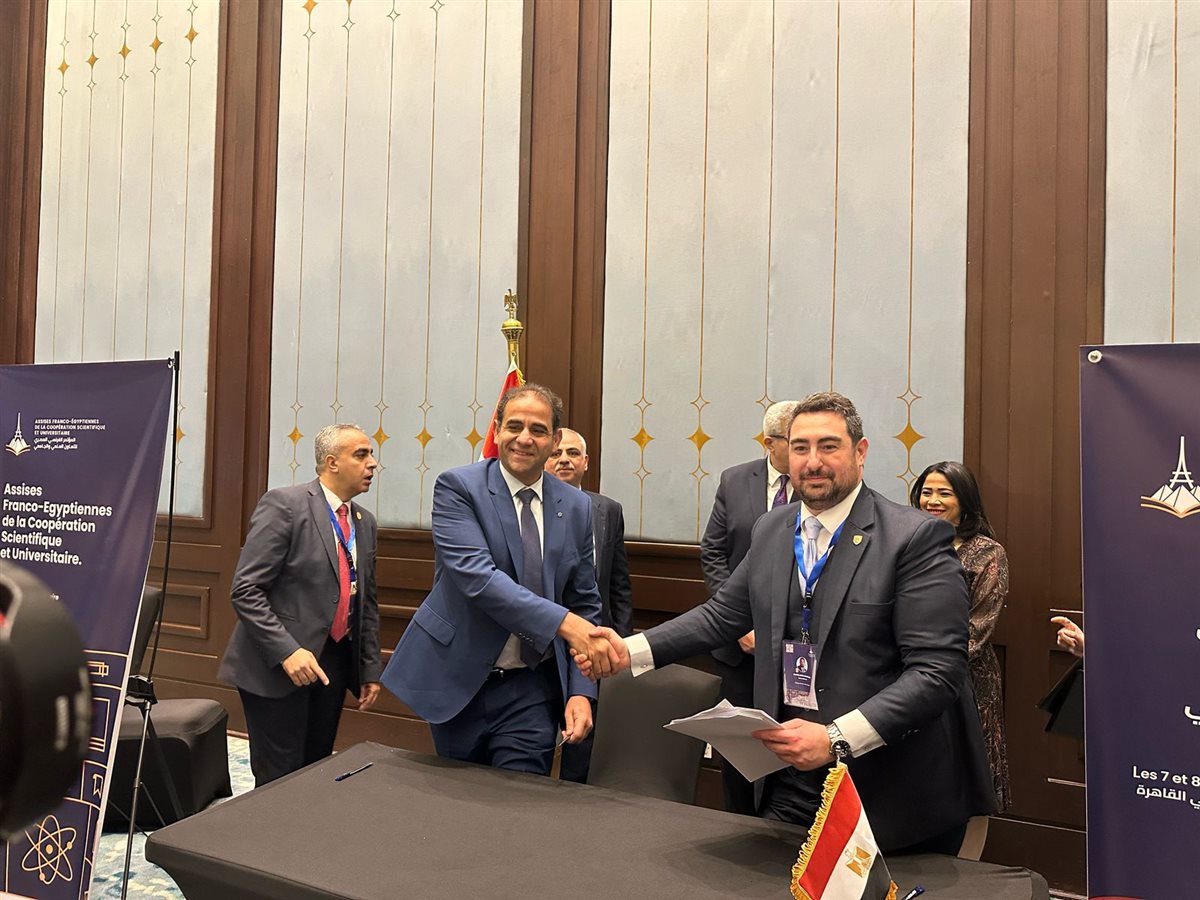 جانب من التوقيع 