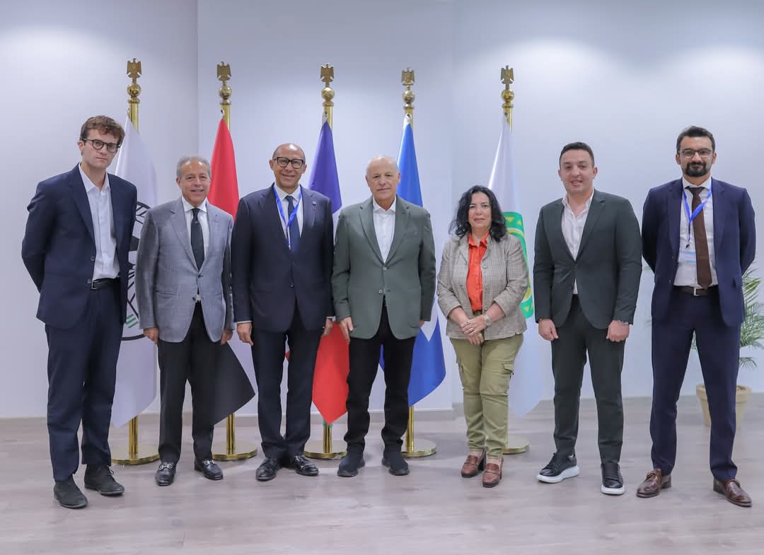 أبو ريدة يلتقي نظيره الفرنسي فيليب ديالو ويهديه درع الاتحاد وقميص المنتخب