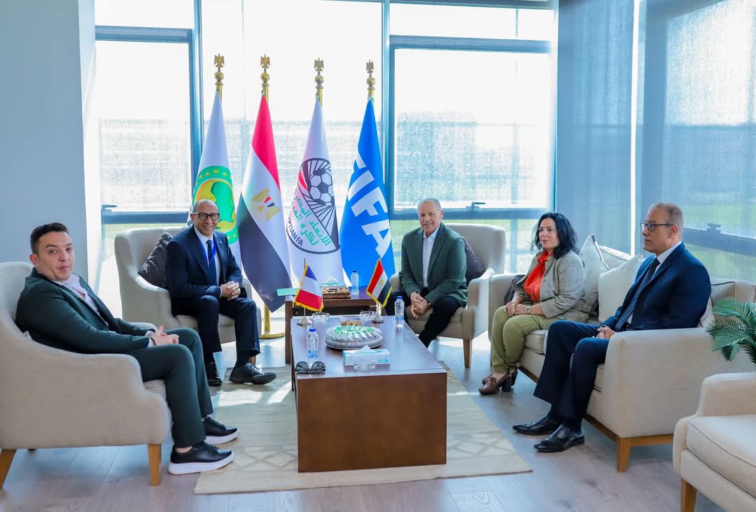 أبو ريدة يلتقي نظيره الفرنسي فيليب ديالو ويهديه درع الاتحاد وقميص المنتخب