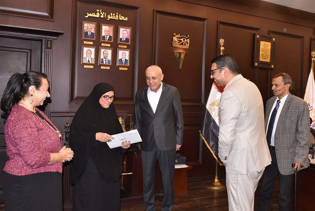 محافظ الأقصر يكرم الام المثالية