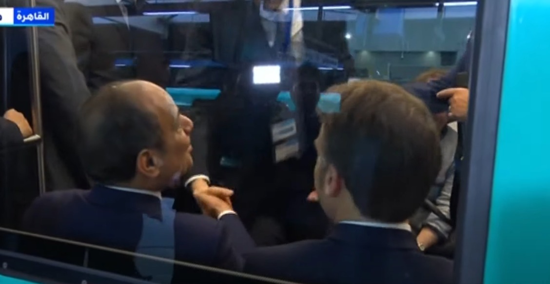 ماكرون يستقل مترو أنفاق القاهرة من محطة عدلي منصور 