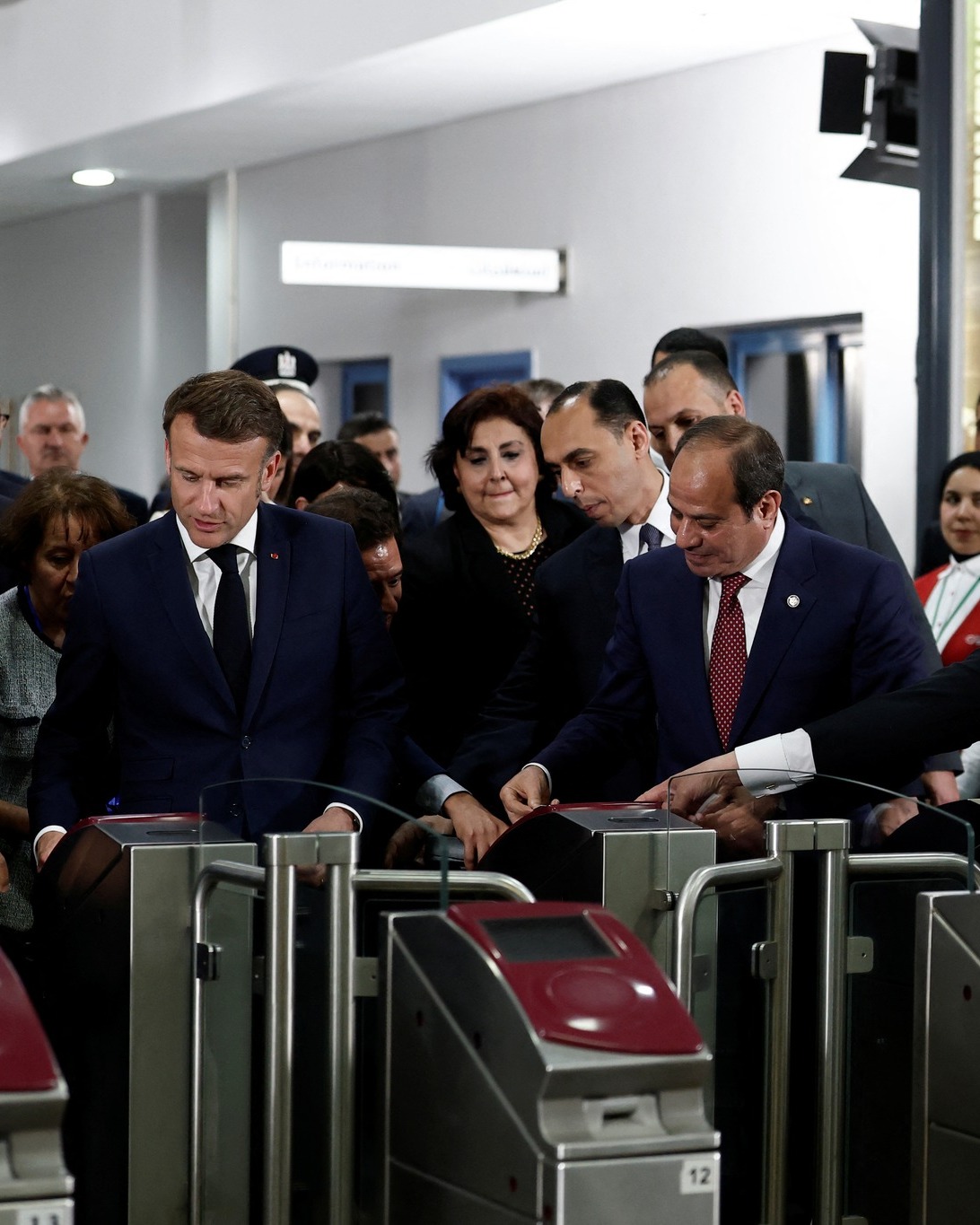 جانب من زيارة الرئيس السيسي ونظيره الفرنسي في محطة عدلي منصور المركزية