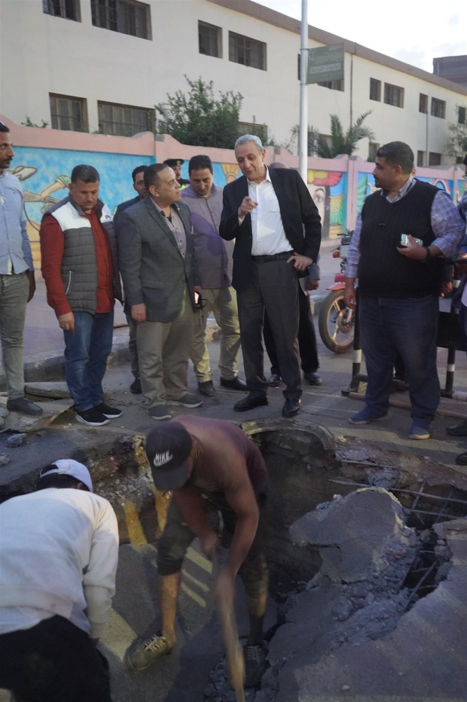 محافظ الغربية يتابع موقع الهبوط الأرضي بطنطا