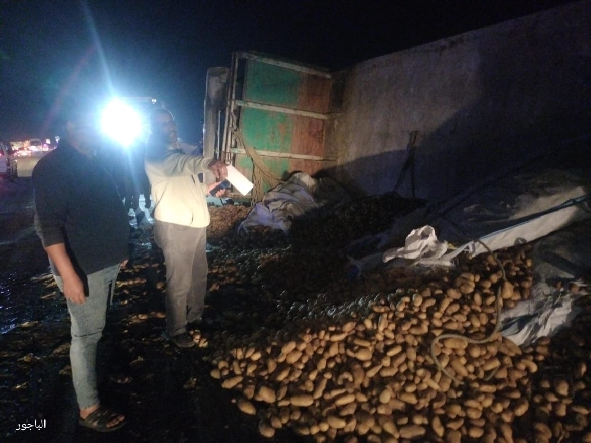 الدفع بمعدات ثقيلة لرفع آثار انقلاب سيارة نقل محملة بالبطاطس على الطريق الإقليمي بالمنوفية|