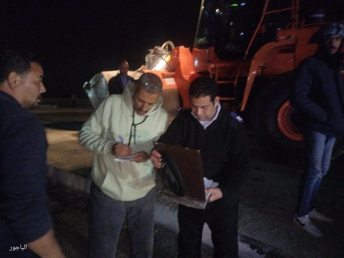 الدفع بمعدات ثقيلة لرفع آثار انقلاب سيارة نقل محملة بالبطاطس على الطريق الإقليمي بالمنوفية|