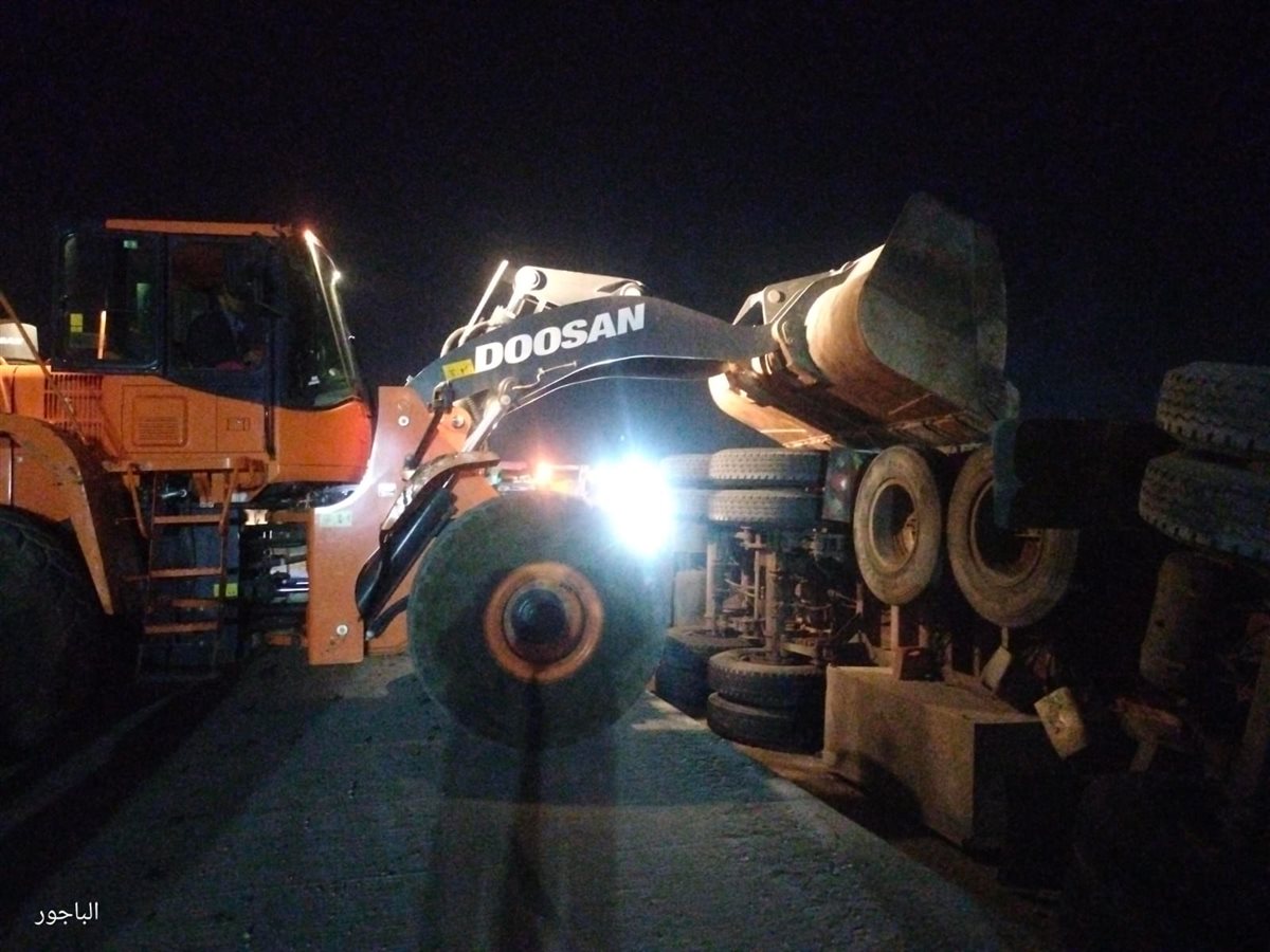 الدفع بمعدات ثقيلة لرفع آثار انقلاب سيارة نقل محملة بالبطاطس على الطريق الإقليمي بالمنوفية|