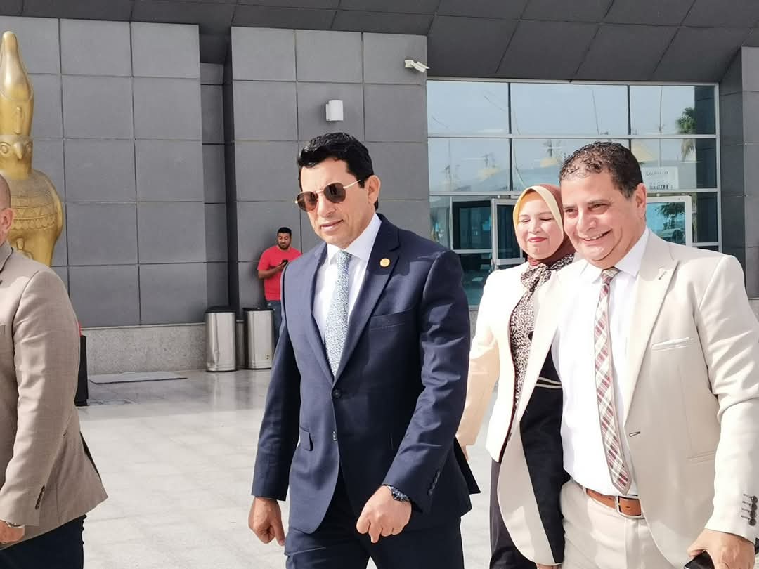 وزير الشباب والرياضة يصل إلى مطار الغردقة الدولى 
