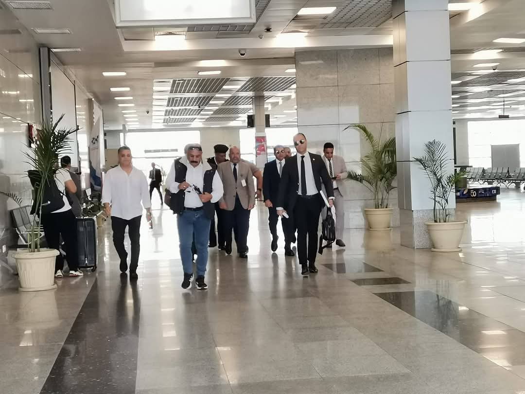 وزير الشباب والرياضة يصل إلى مطار الغردقة الدولى 