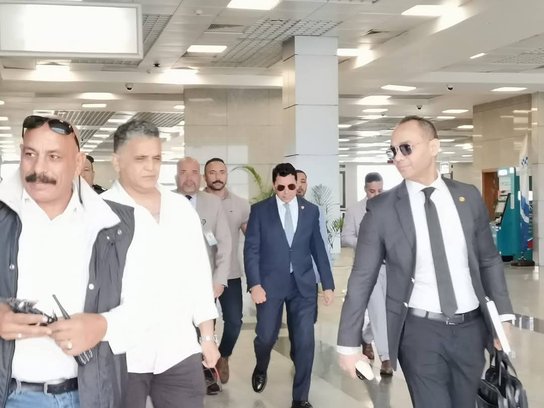 وزير الشباب والرياضة يصل إلى مطار الغردقة الدولى 