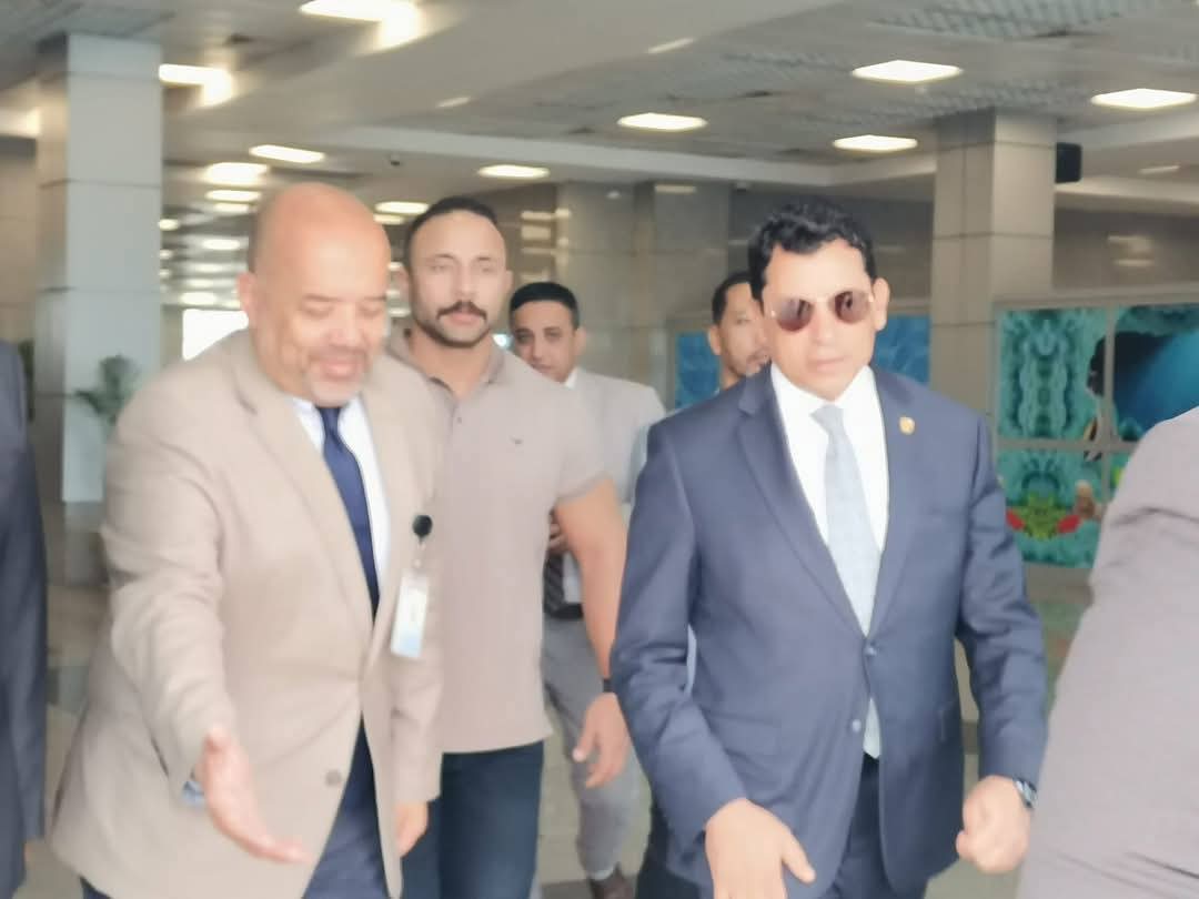 وزير الشباب والرياضة يصل إلى مطار الغردقة الدولى 