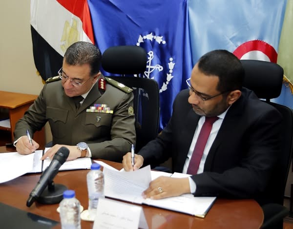 جانب من التوقيع