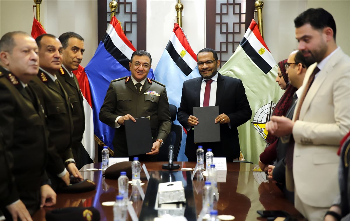 جانب من التوقيع 