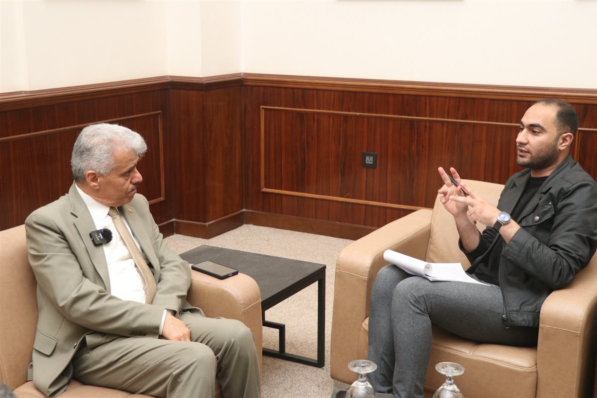 وزير التعليم الفلسطيني مع محرر القاهرة 24