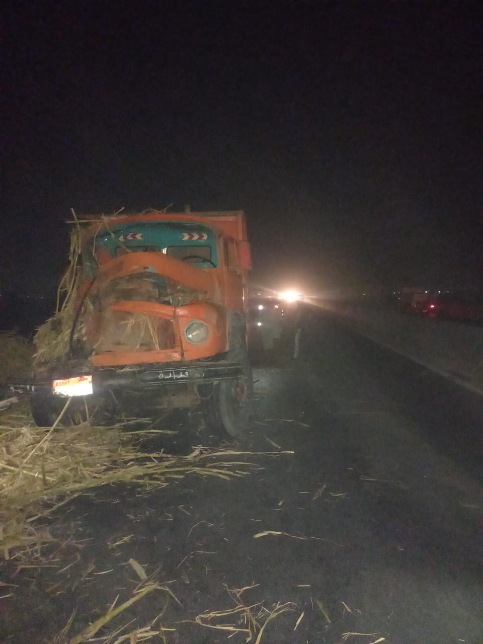 حادث تصادم مقطورة قصب بسيارة نقل