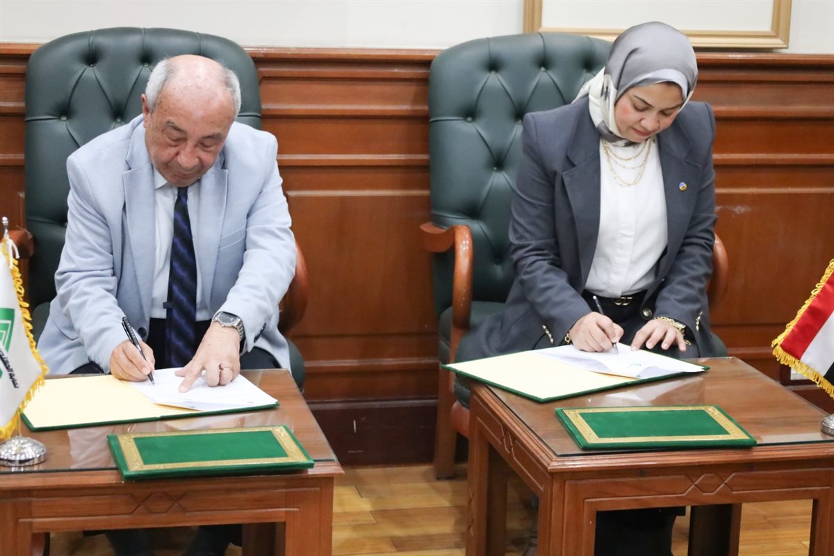 نقيب المهندسين رفقة المهندسة هبة أبو العلا