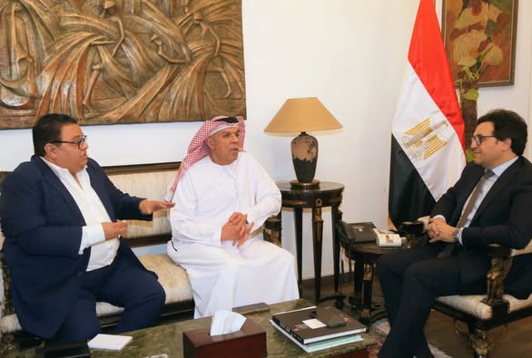 وزير الثقافة يعقد اجتماعًا موسعًا مع الهيئة العربية للمسرح